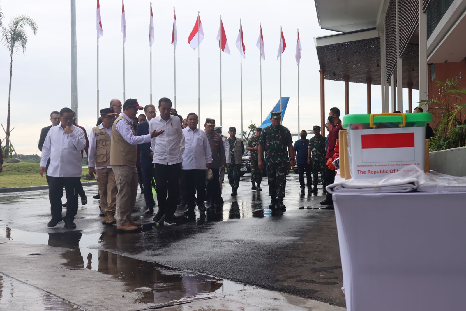 Kepala BNPB Letjen TNI Suharyanto (kemeja putih dan rompi cokelat) menjelaskan kepada Presiden RI Joko Widodo beserta jajaran terkait logistik yang akan diberangkatkan Menuju Turkiye dan Suriah di Lanud Halim Perdanakusumah, Jakarta pada Selasa (21/2).
